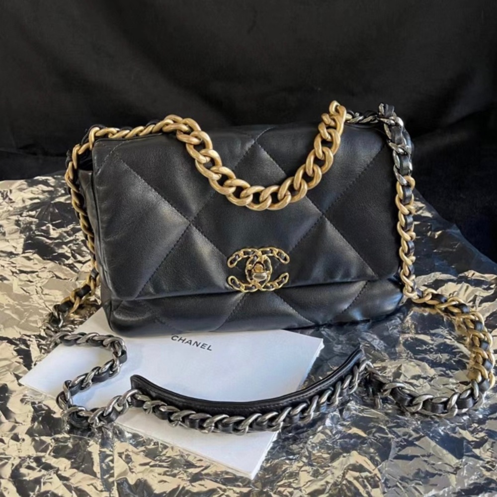 Chanel 19 small